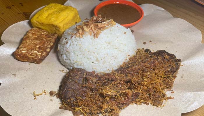 Nasi Uduk Cipete 21Gurih Harum Nasi Uduk Lauk Paru Goreng Serundeng